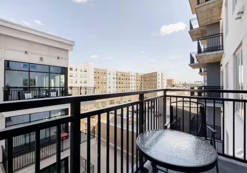 Downtown Nashville Walk to Broadway Pool, Private Balcony, FREE parking! Apartment in The Gulch