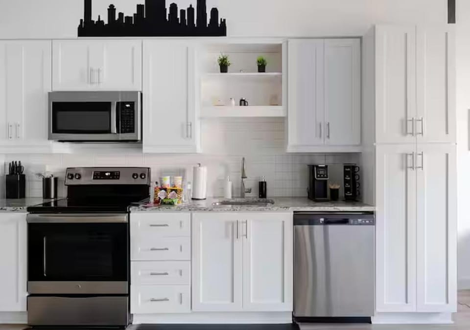 Downtown Nashville Walk to Broadway Pool, Private Balcony, FREE parking! Apartment in The Gulch