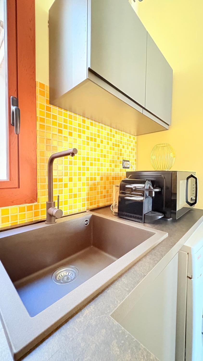 Kitchen or kitchenette, minibar, stove