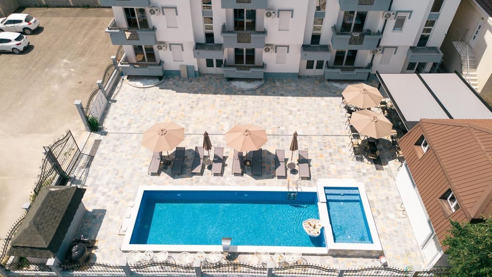 Property building, Patio, Day, Pool view, Swimming pool, Parking, sunbed