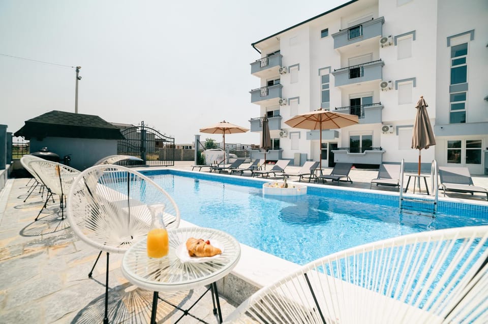 Property building, Patio, Day, Natural landscape, View (from property/room), Balcony/Terrace, Food and drinks, Food, Pool view, Swimming pool, Drinks, sunbed