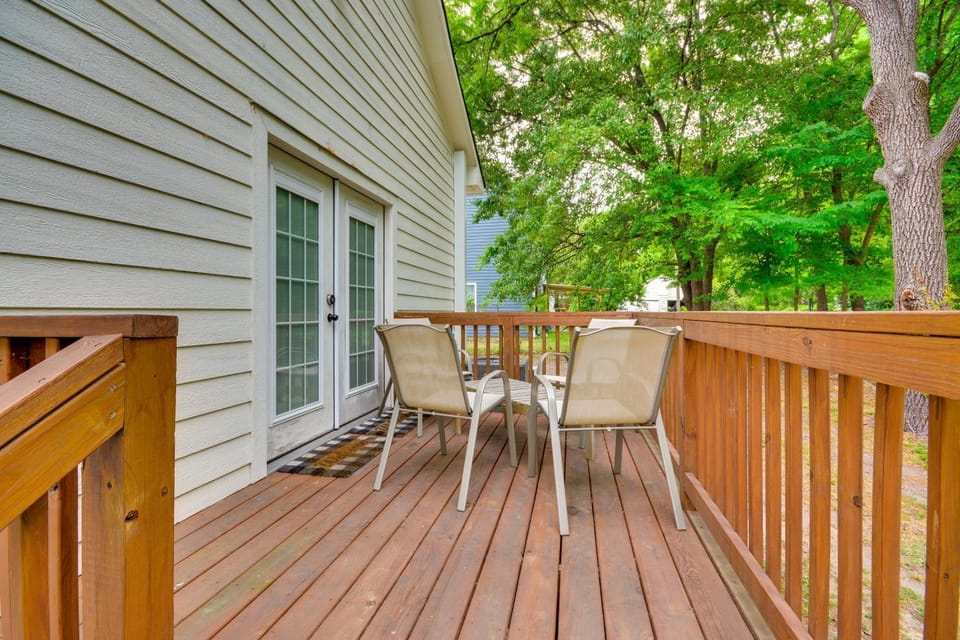 6 Mi to Wet 'n Wild! Family Escape w/ Yard & Deck House in Greensboro