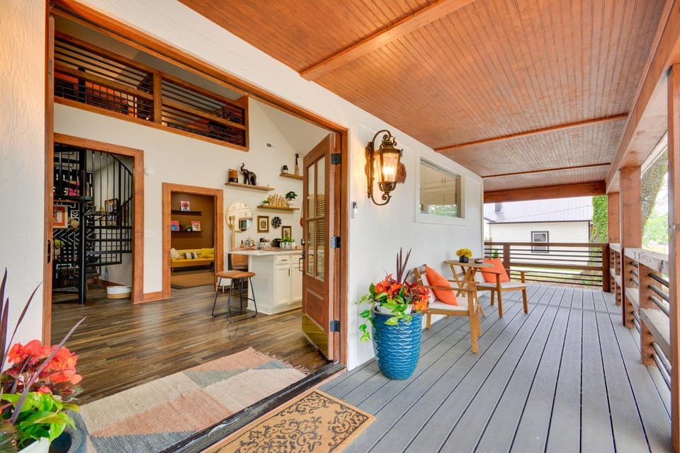 6 Mi to Wet 'n Wild! Family Escape w/ Yard & Deck House in Greensboro