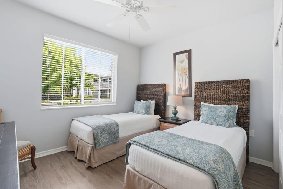 #914 - First Floor Golf and Lake View -Sleeps 6 House in Lely Resort