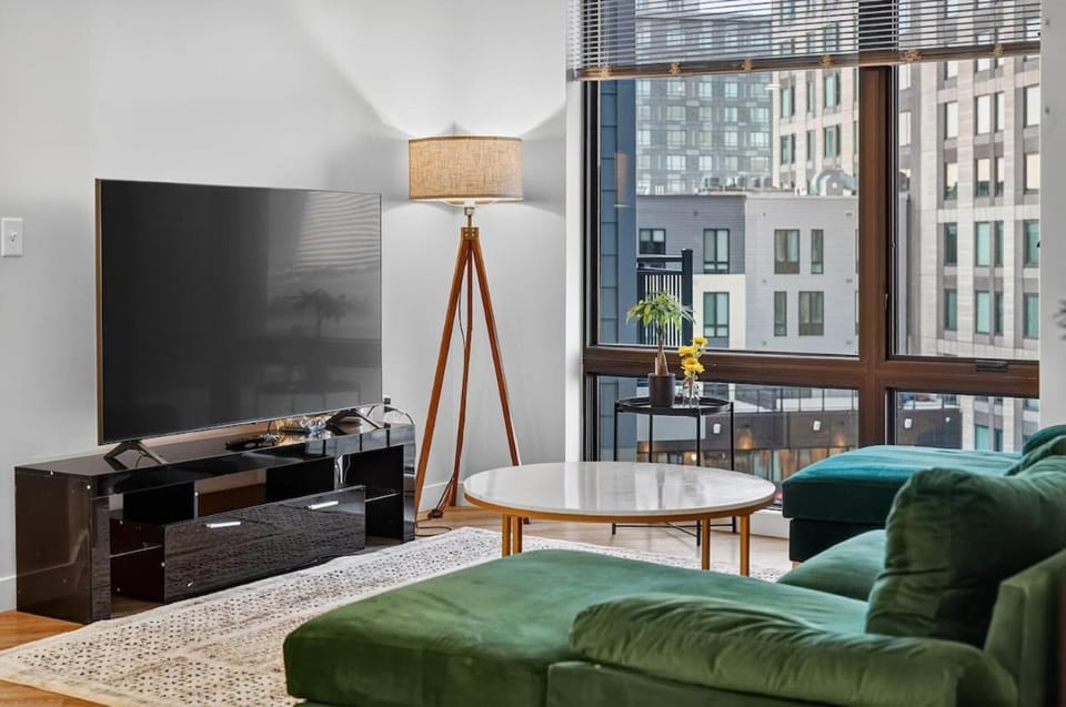 Spacious & Modern 2BR 2BA unit in assembly square Apartment in Somerville