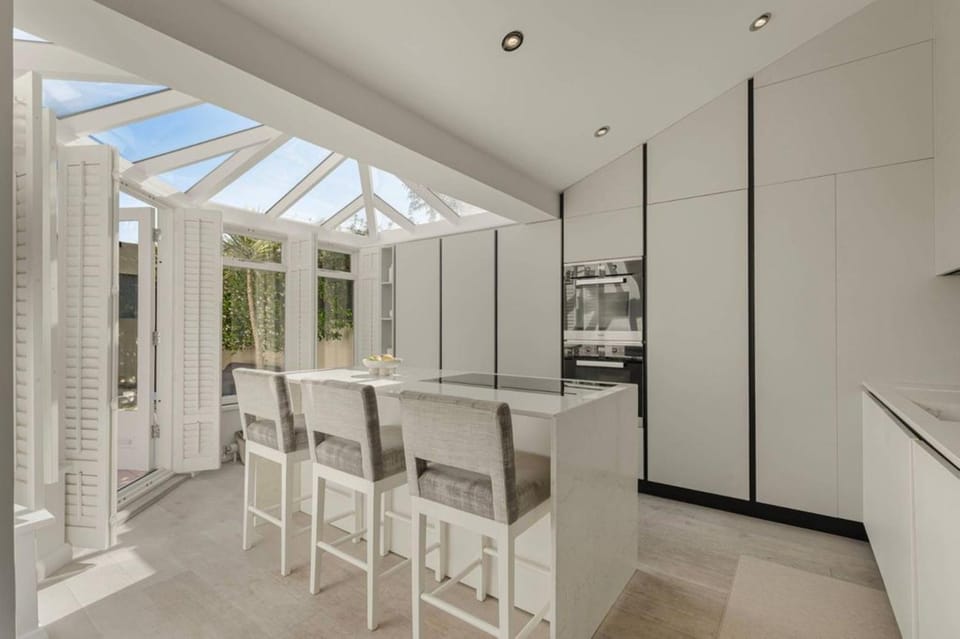 Kitchen or kitchenette, Dining area, minibar, oven, pet friendly