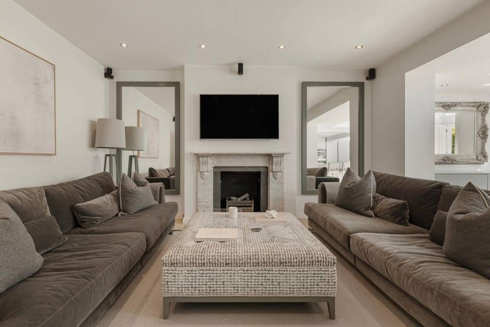 TV and multimedia, Living room, Seating area, flat iron