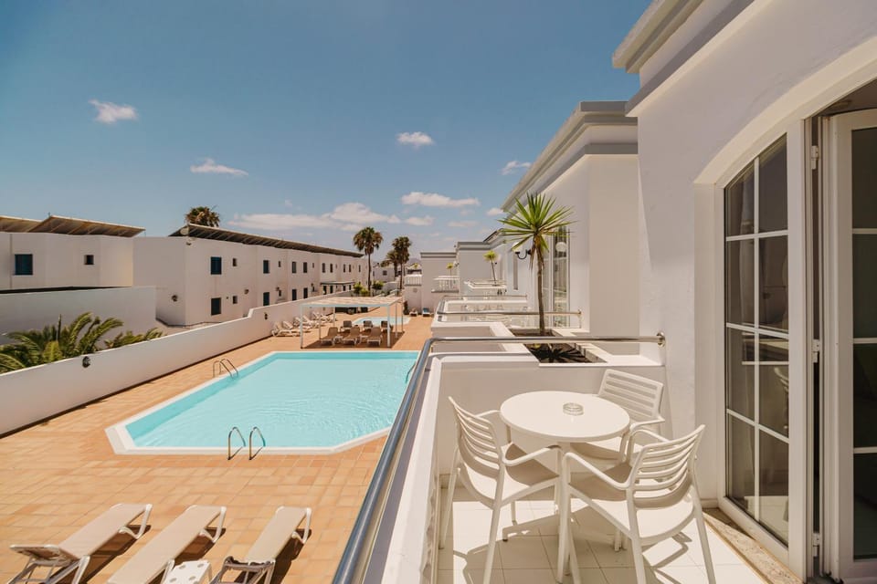 Balcony/Terrace, Swimming pool, sunbed
