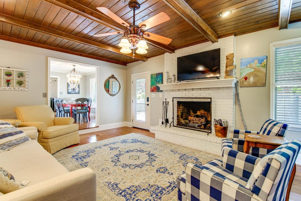 Walk to Main St! 4-Acre Family Escape in London House in London