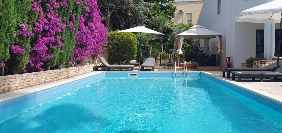 Day, Summer, Garden, Decorative detail, Garden view, Pool view, Swimming pool, Seasons, sunbed