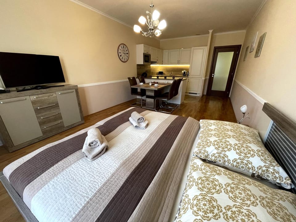 TV and multimedia, Kitchen or kitchenette, Bedroom