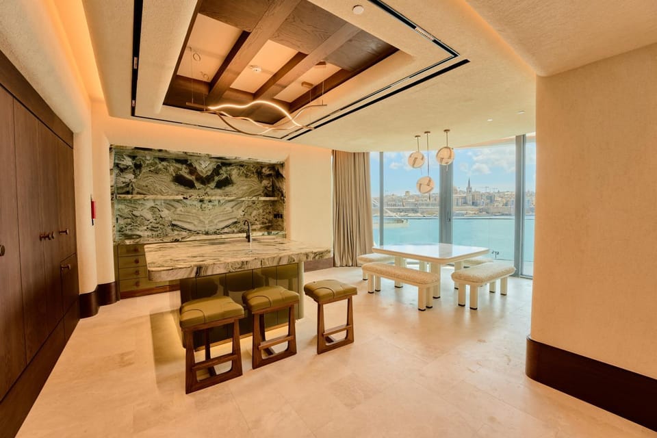 Dining area, kitchen