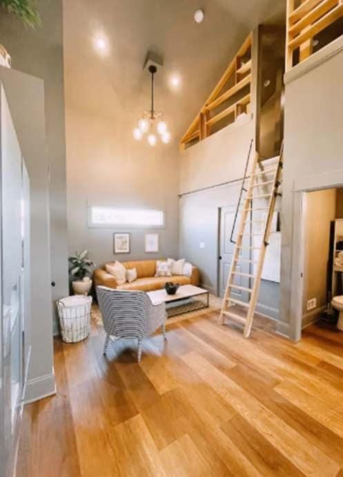 Charming Carriage house in Popular Bates Hendricks Apartment in Indianapolis