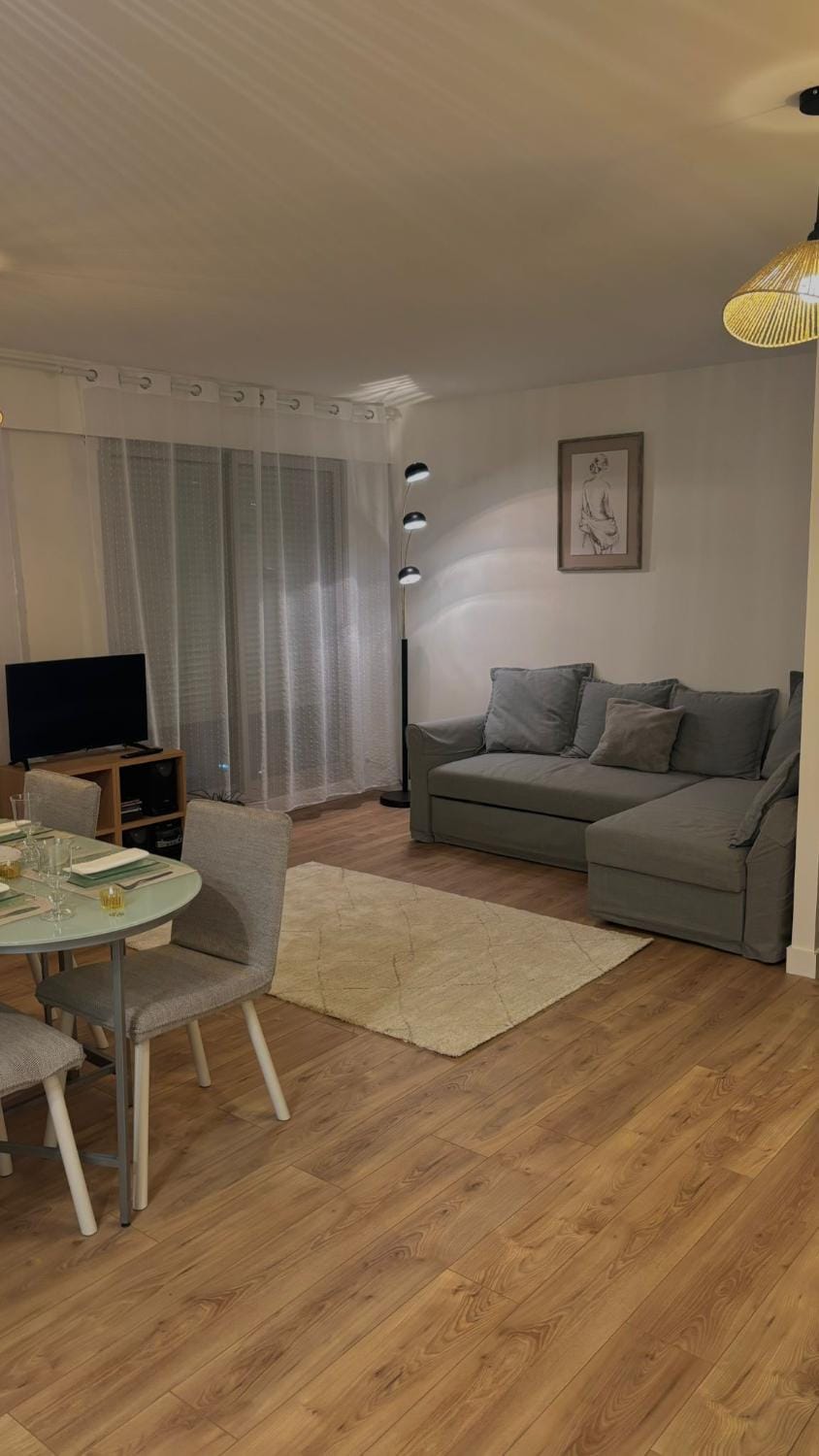 PUFFY COSY Family Apartment in Clichy