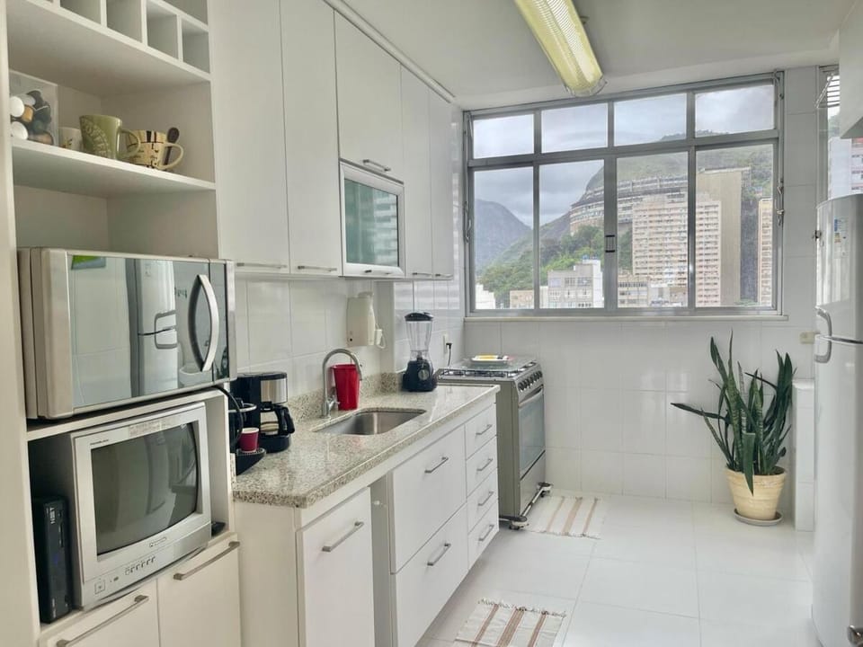 Lindo apartamento em Ipanema com vista para o mar e para o Cristo a duas quadras da praia Apartment in Rio de Janeiro