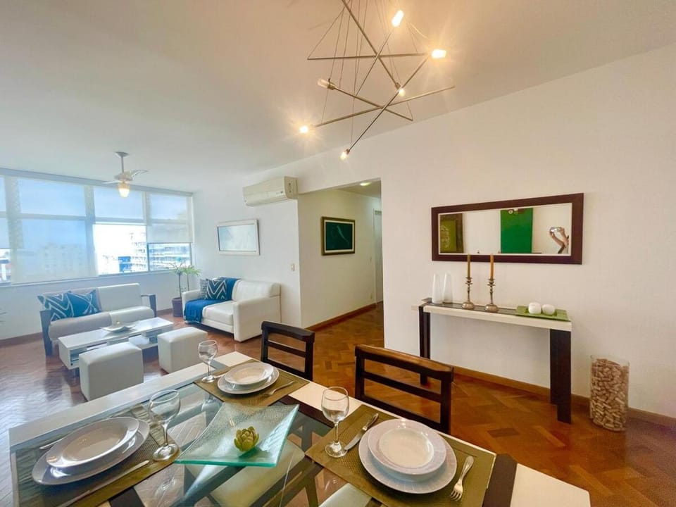 Lindo apartamento em Ipanema com vista para o mar e para o Cristo a duas quadras da praia Apartment in Rio de Janeiro