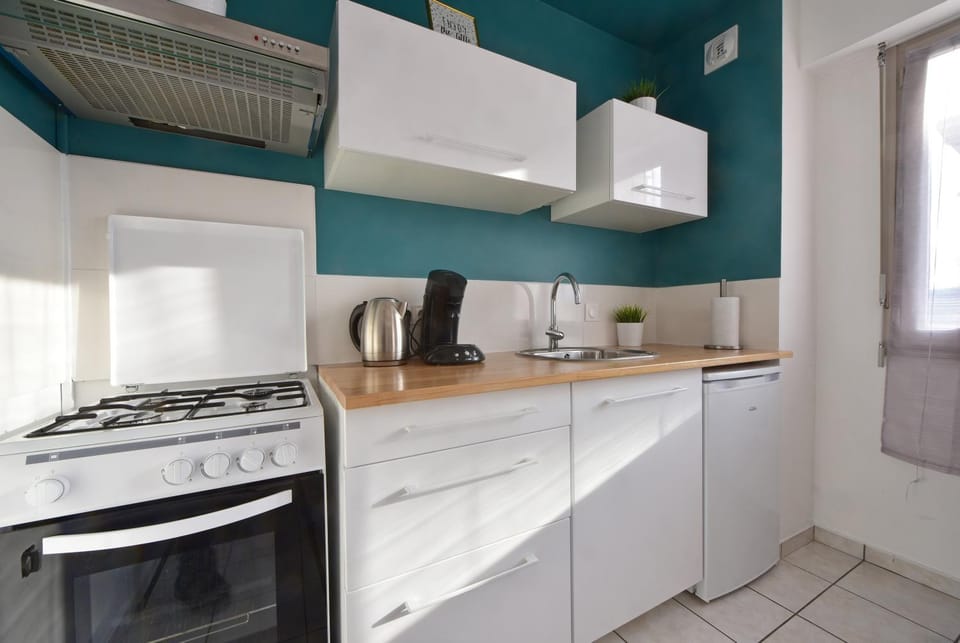Coffee/tea facilities, Kitchen or kitchenette, oven, stove