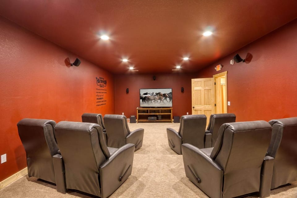 Mountain Views for 14, Hot Tub, Game Room, Theater, Community Pool, Peaceful Wears Valley Home, 30 Mins to Dollywood and Gatlinburg, 24 Hr Hospitality House in Sevier County