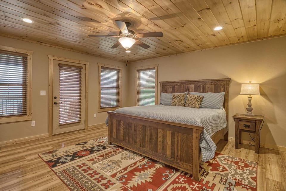 Mountain Views for 14, Hot Tub, Game Room, Theater, Community Pool, Peaceful Wears Valley Home, 30 Mins to Dollywood and Gatlinburg, 24 Hr Hospitality House in Sevier County