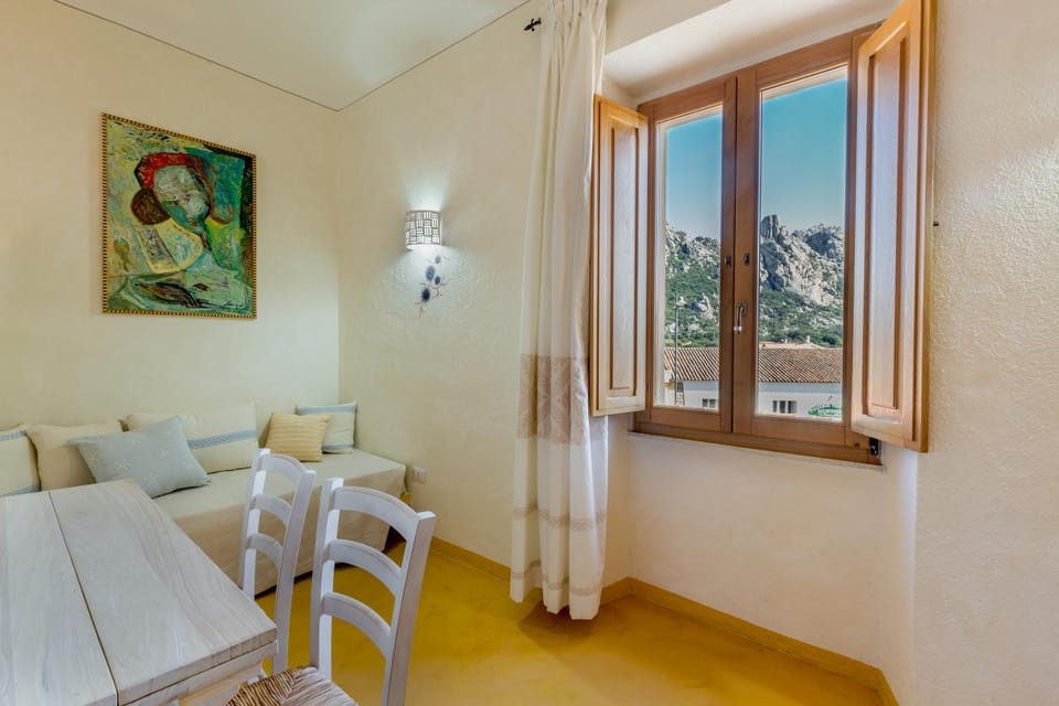 Natural landscape, Living room, Photo of the whole room, Seating area, Mountain view