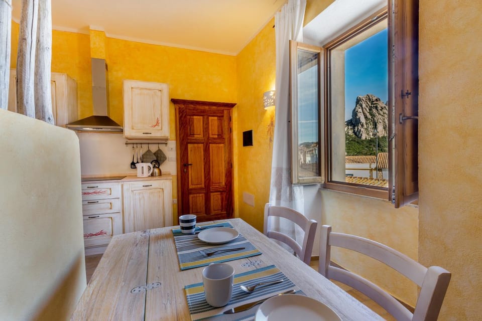 View (from property/room), Kitchen or kitchenette, Seating area, Dining area, Mountain view