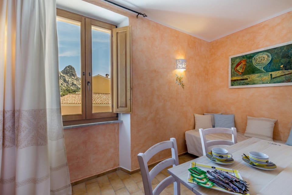 Coffee/tea facilities, View (from property/room), Living room, Seating area, Mountain view