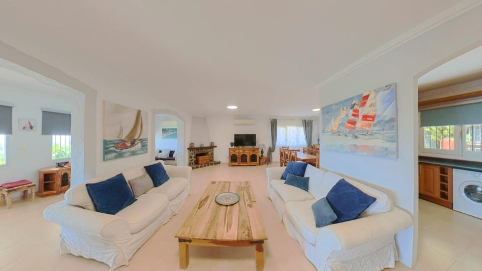 Communal lounge/ TV room, TV and multimedia, Living room, Seating area, Dining area, Evening entertainment