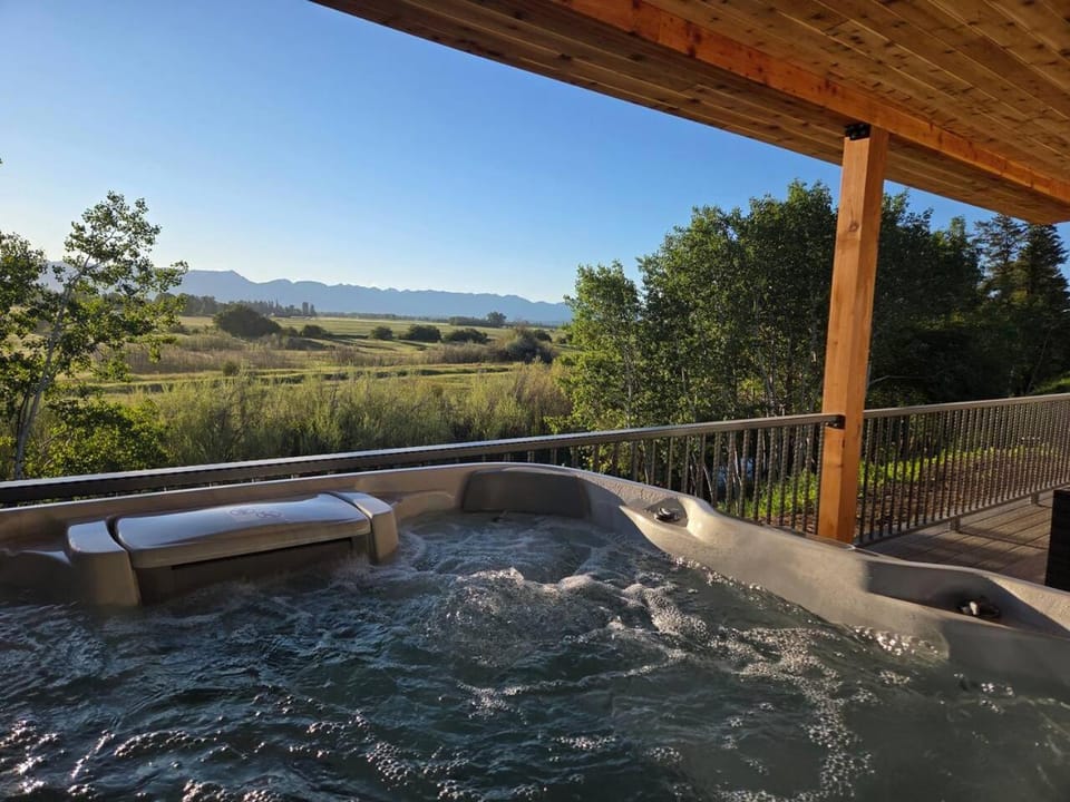 Patio, Nearby landmark, Natural landscape, Activities, Bird's eye view, Hot Tub, View (from property/room), Balcony/Terrace, Landmark view, Mountain view, Sunrise, towels