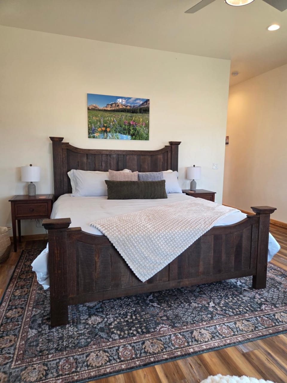 Patio, Nearby landmark, Bed, Natural landscape, Hot Tub, View (from property/room), Balcony/Terrace, Decorative detail, Bedroom, Garden view, Landmark view, Mountain view, Location, Family, Quiet street view, furniture, internet, air conditioner