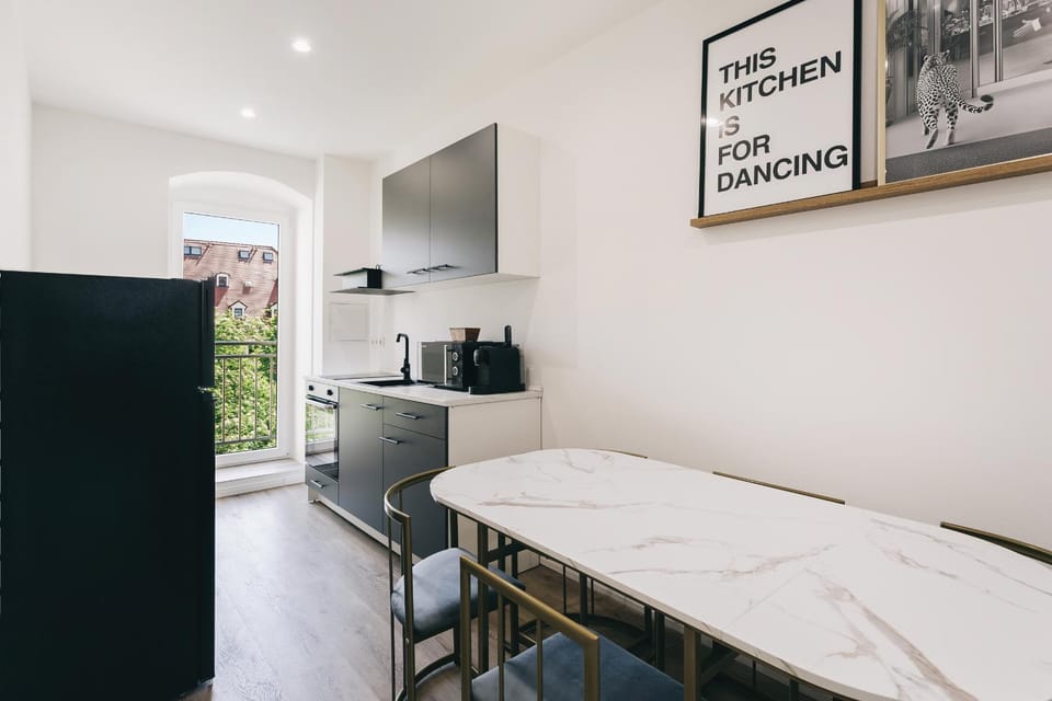 Bed, Kitchen or kitchenette, Photo of the whole room, Dining area, Bedroom, oven, stove, towels