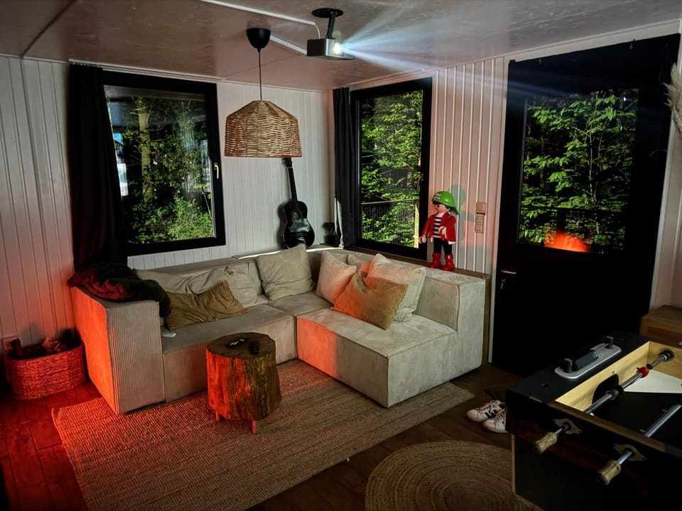 Chalet dans les bois avec bain nordique et cinéma Nature lodge in Belgium
