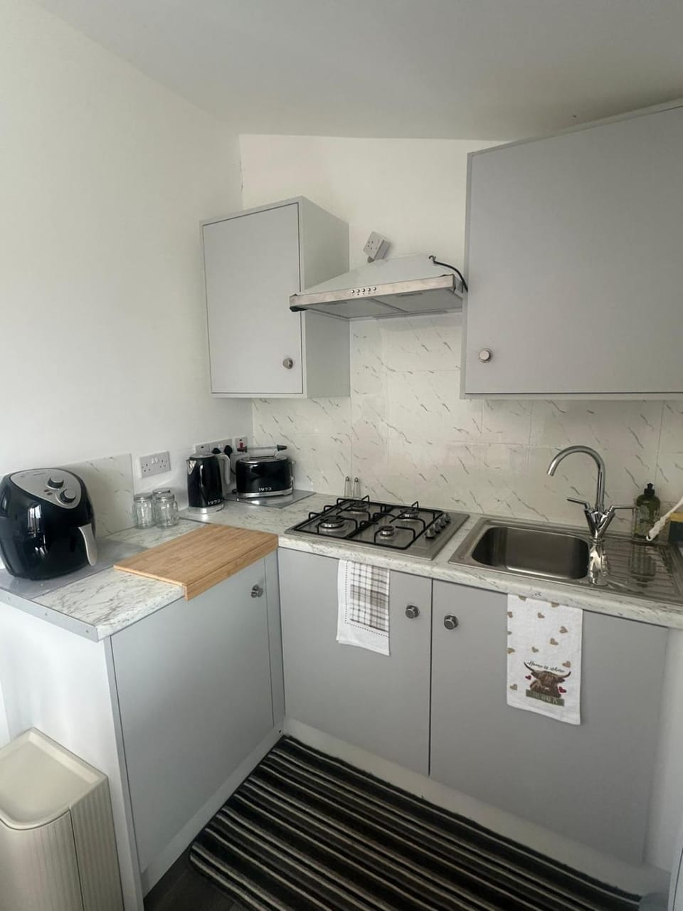 Coffee/tea facilities, Kitchen or kitchenette, stove, toaster