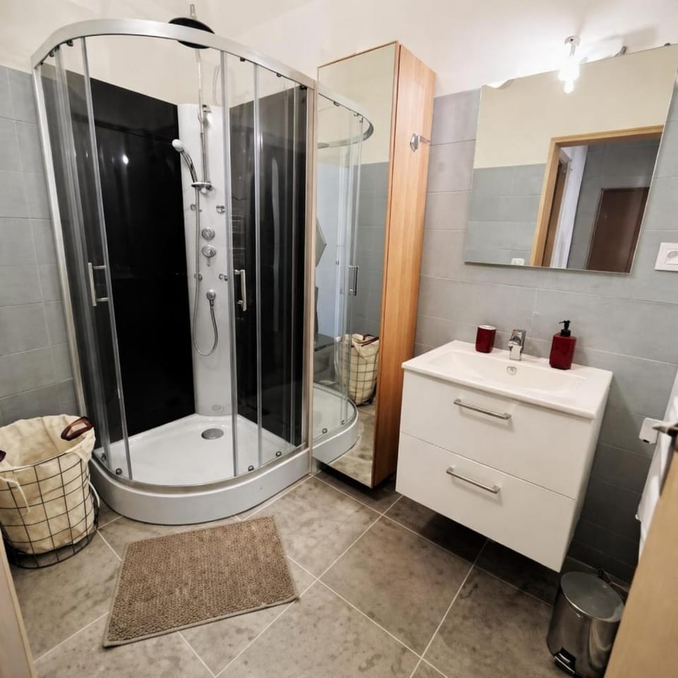 Shower, Bathroom