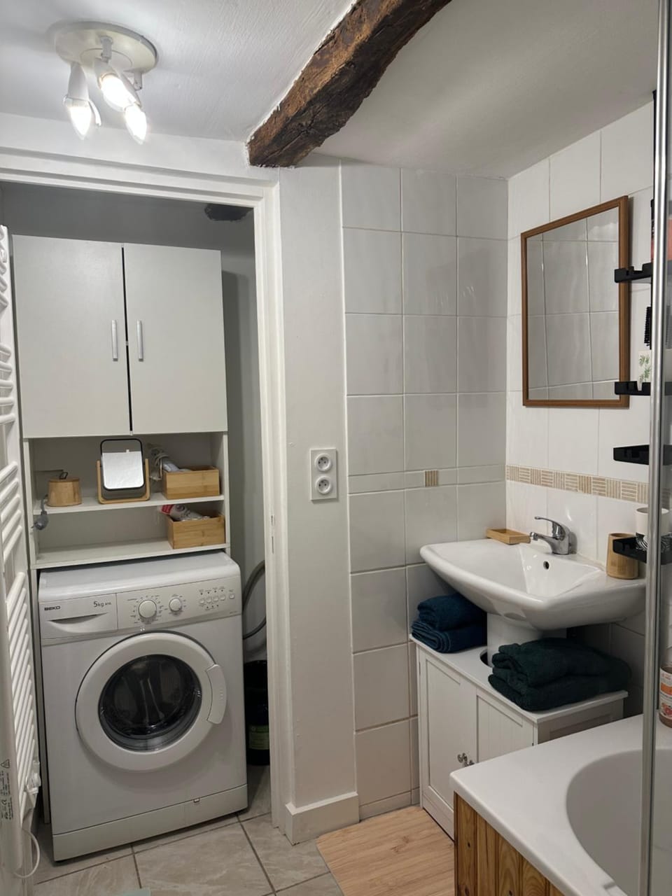 Bathroom, towels, washing machine