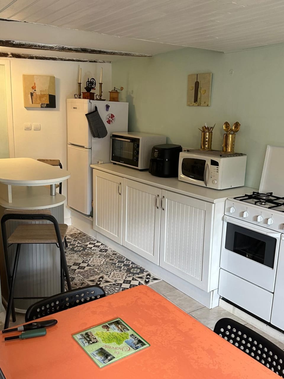 Kitchen or kitchenette, Dining area, minibar, oven, stove, toaster