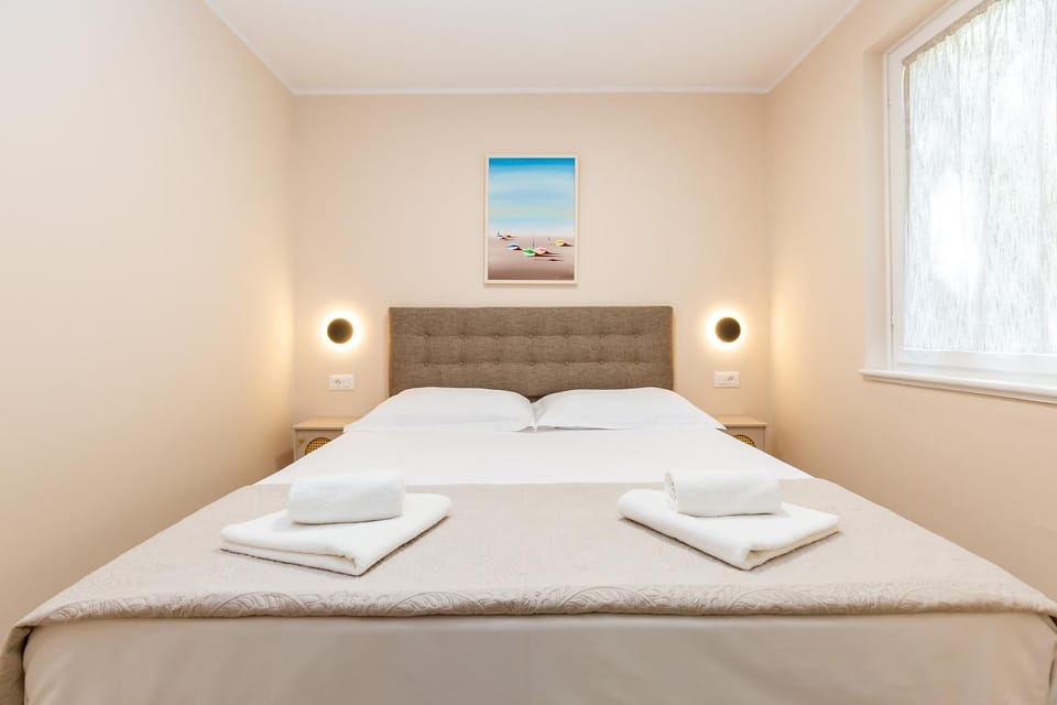 Bed, Photo of the whole room, Bedroom, towels