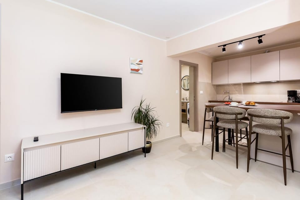 TV and multimedia, Kitchen or kitchenette, Living room, Seating area
