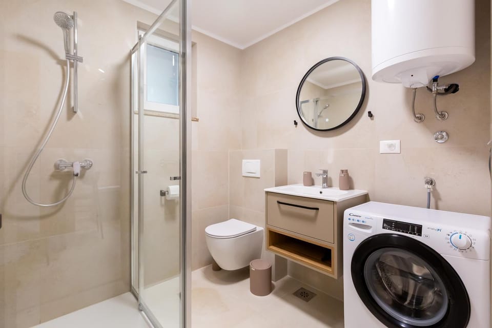 Shower, Toilet, Bathroom, towels, washing machine
