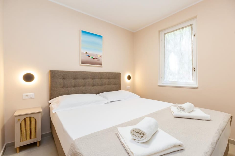 Bed, Photo of the whole room, towels