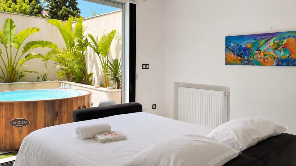 Bed, Living room