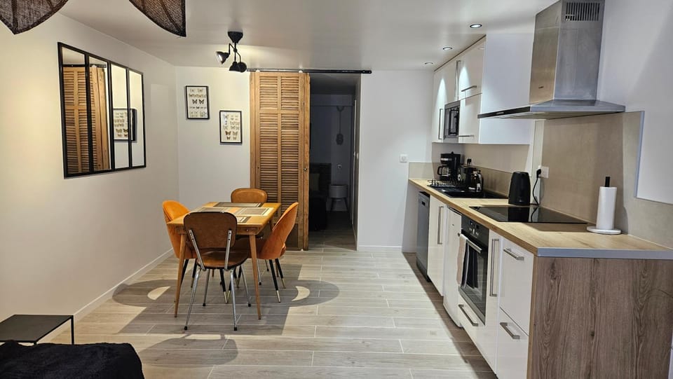 Coffee/tea facilities, Kitchen or kitchenette, Dining area, oven, stove, toaster