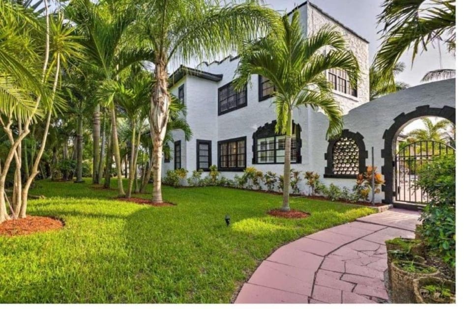 5 Bedroom Mini Resort with Pool! House in Boynton Beach