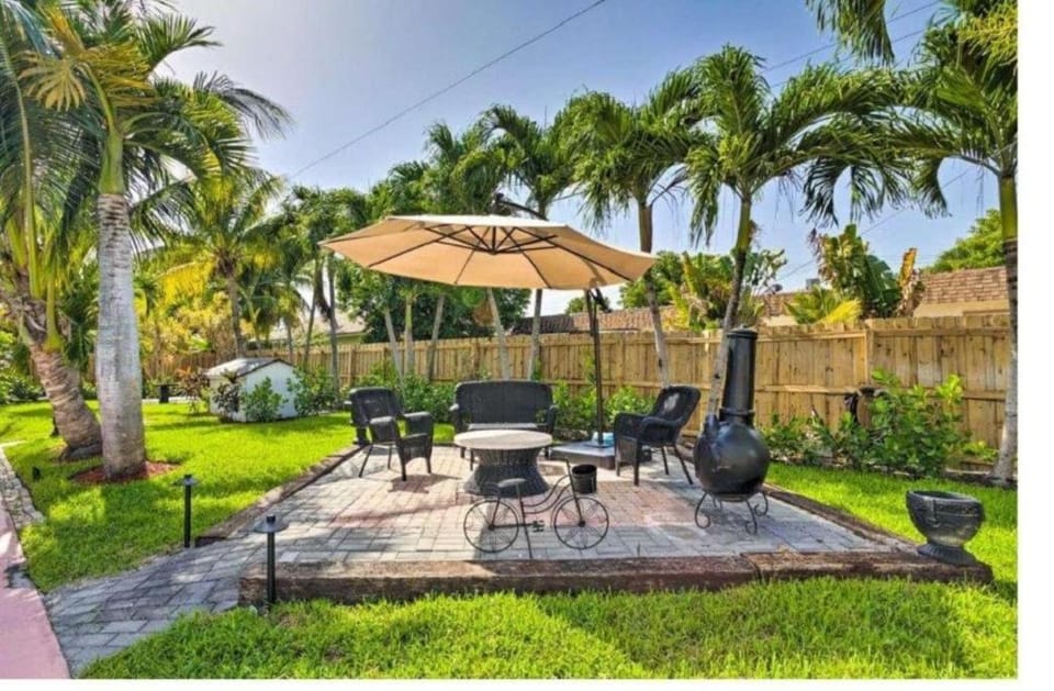 5 Bedroom Mini Resort with Pool! House in Boynton Beach