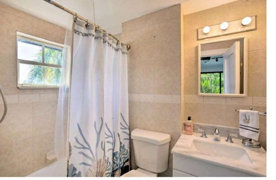 5 Bedroom Mini Resort with Pool! House in Boynton Beach