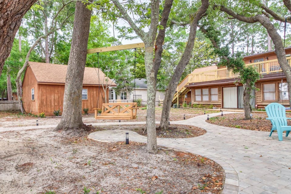 Cozy Bayfront Log Cabin! Fishing Pier, Swim Dock! Cabin in Alabama