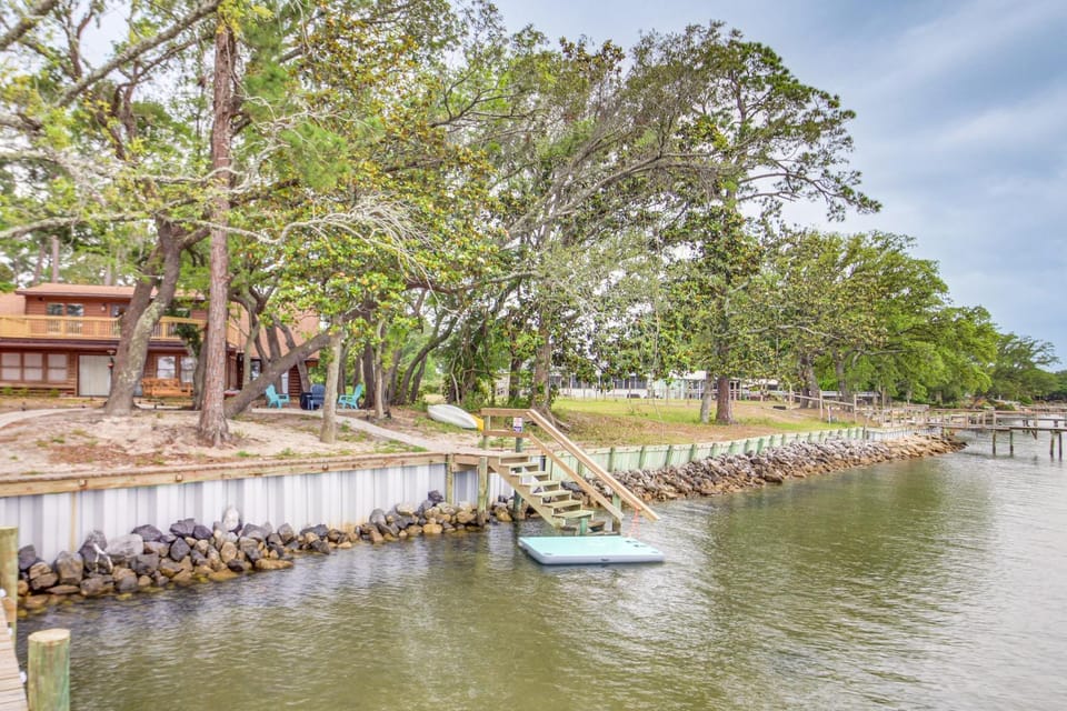 Cozy Bayfront Log Cabin! Fishing Pier, Swim Dock! Cabin in Alabama