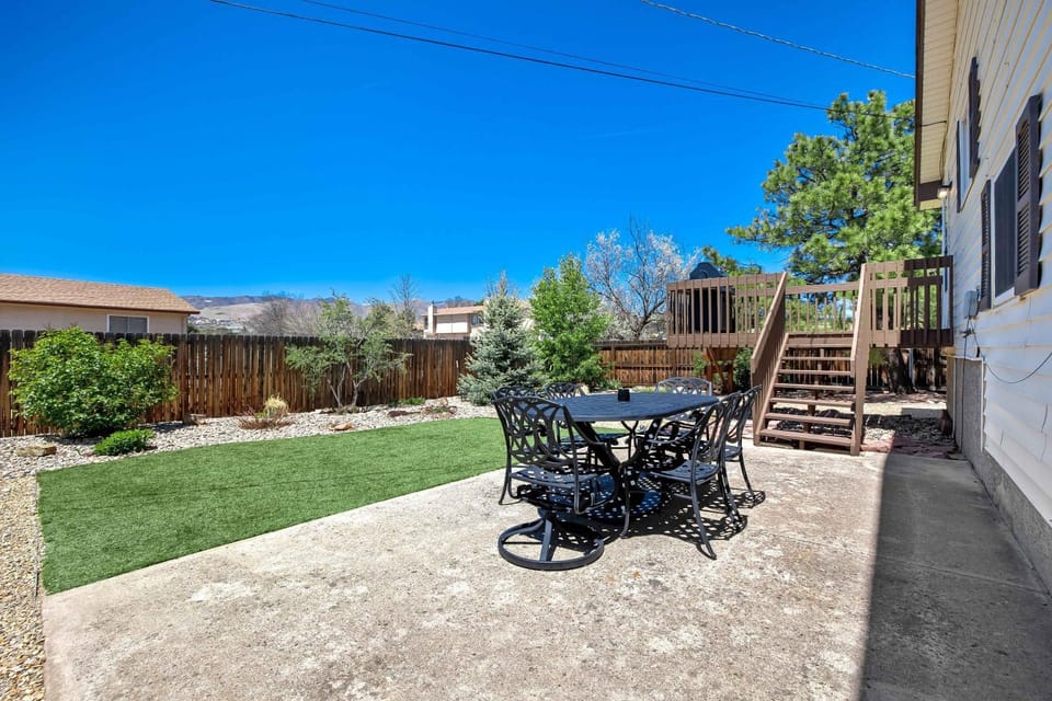 Meadow Gate Spacious Family Home w Fenced Yard House in Colorado Springs