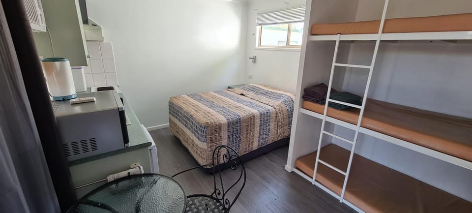 Kitchen or kitchenette, Bedroom