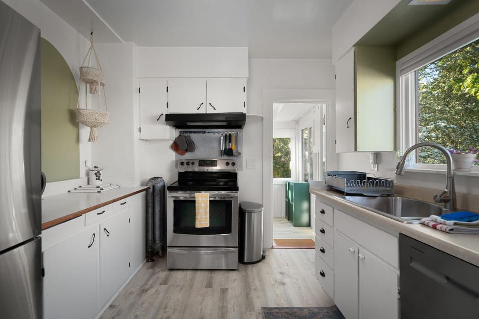 Day, Kitchen or kitchenette, furniture, oven, stove