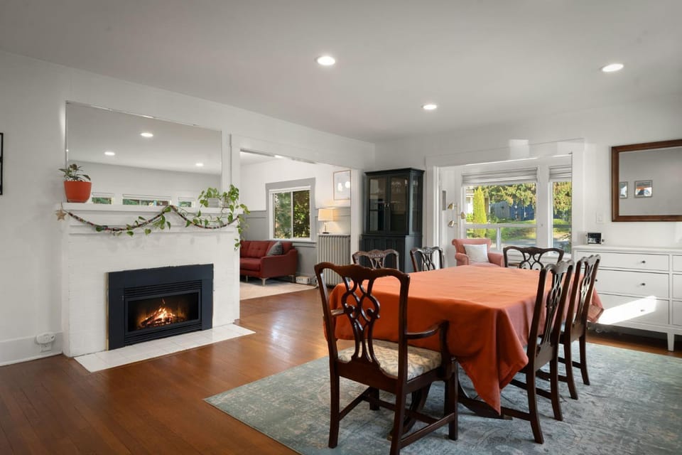 Day, Living room, Seating area, Dining area, fireplace, furniture